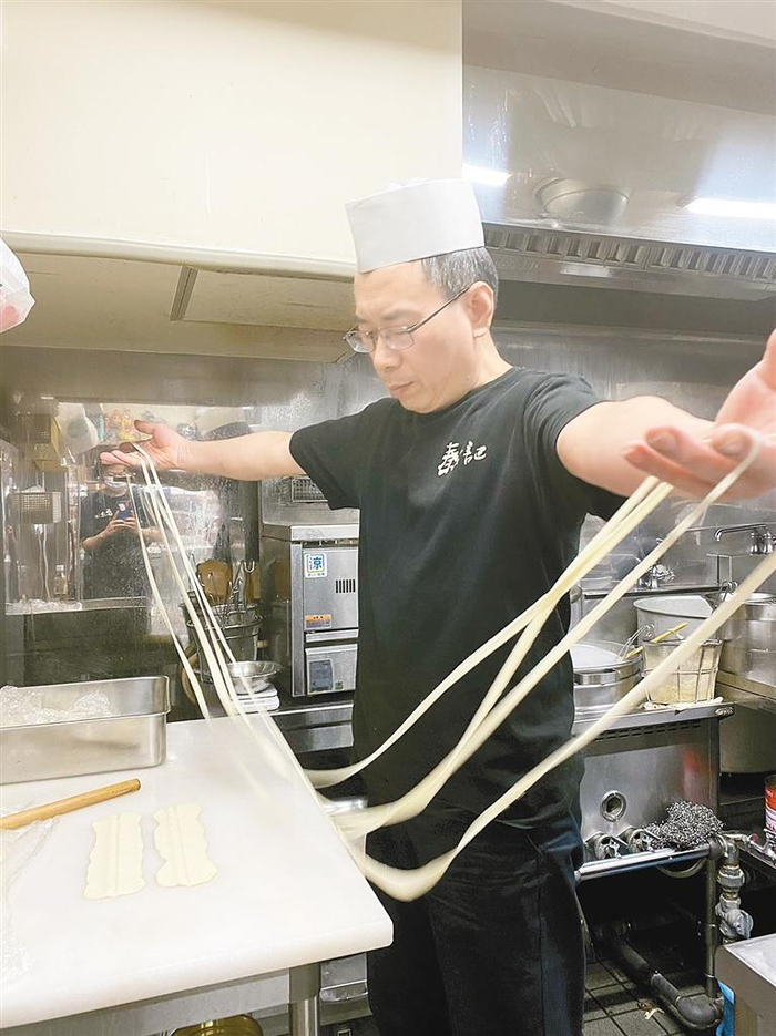 冯树正在扯面。 （受访者供图）