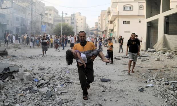 ▲10月14日，在加沙地带南部，一名巴勒斯坦男子抱着受伤的女孩