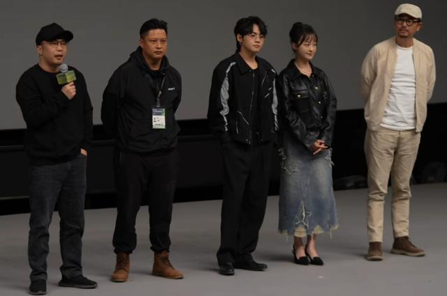 映后环节，导演杨平道（左一）与观众互动。视频截图 