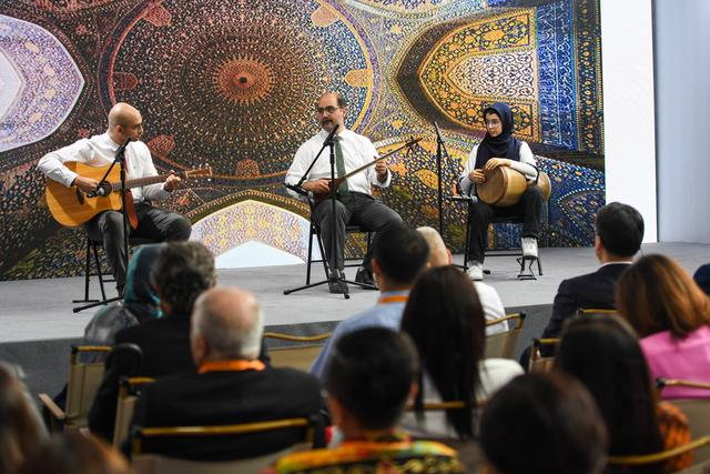 ▲2023年9月2日，在北京服贸会“一带一路”沿线国家特色文化展示活动开幕式上，来自伊朗的乐队表演节目。图/新华社