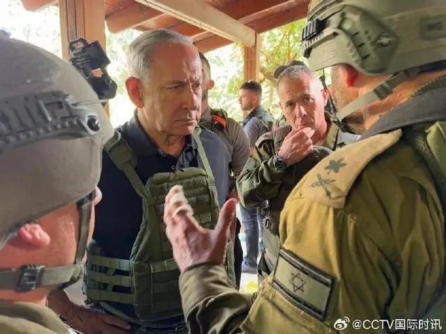 ▲以色列总理内塔尼亚胡视察加沙地带附近的一处以军步兵兵营 图据@CCTV国际时讯