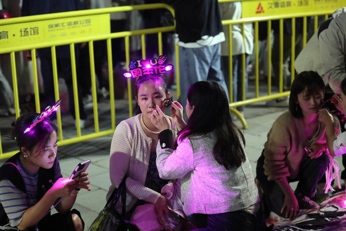 发光脸贴、手环、发箍成了标配。