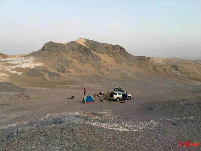 ▲荒漠中的“陨石猎人” 资料图