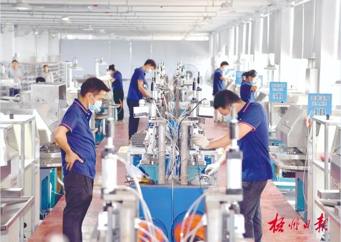 7月24日，在广西喜荟天成科技有限公司，工人们正在加工莫桑钻。李鸿荣 摄