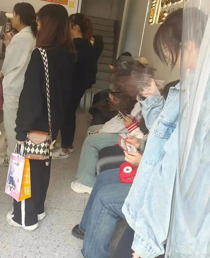 清早排队等奶茶联名的年轻人