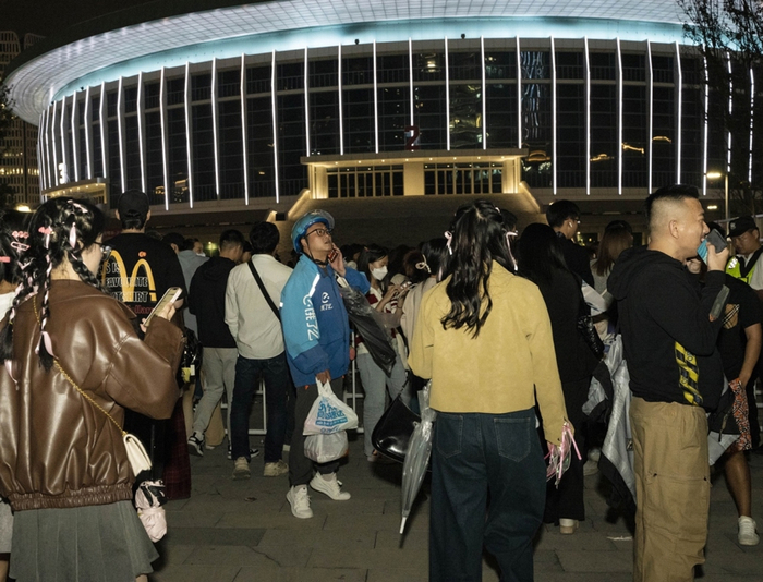 周杰伦演唱会门口，外卖小哥正在送单。