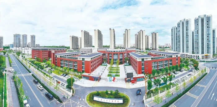 荆门市天鹅学校全景。张彩云 摄