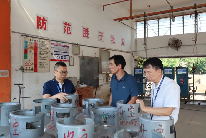 佛山市市场监督管理局到禅城区某液化石油气瓶充装站开展节前检查