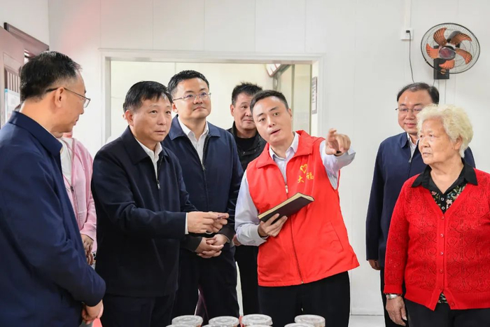 　　王玺玮陪同杨泽发在西山街道雷山社区“幸福食堂”调研。图片来源：鄂州融媒