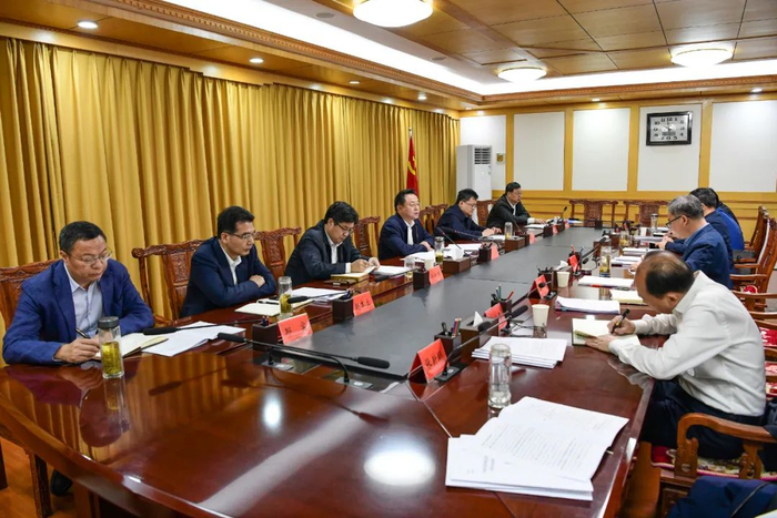 　　孙兵主持召开专题会议，研究部署下阶段巡察工作。图片来源：鄂州融媒