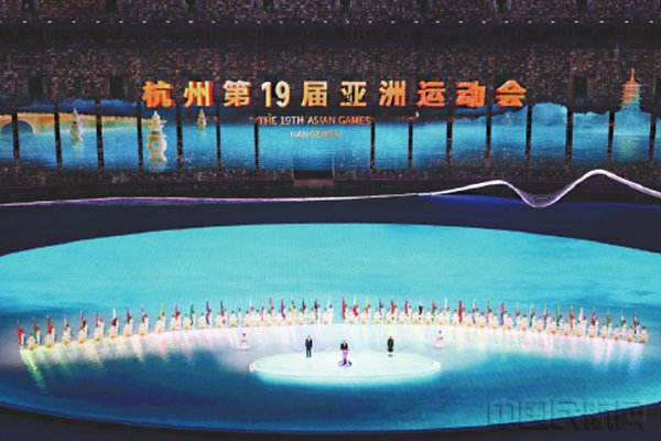 来自长龙航空的各代表团举牌手在亚运会开幕式上亮相
