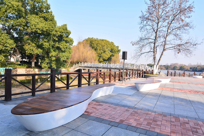 花雨广场城市客厅新增的便民座椅。本报通讯员 孙 甜 摄