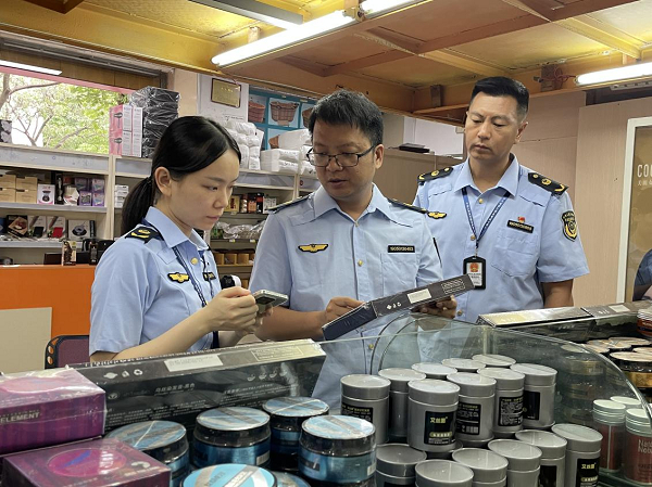 禅城区市场监督管理局对某化妆品批发企业进行现场检查
