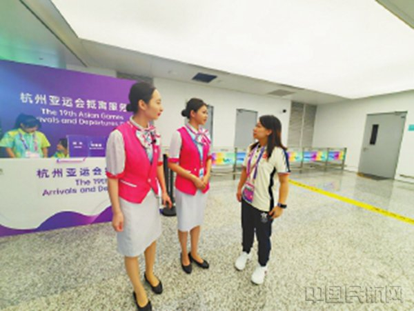 长龙航空亚运抵离服务人员在服务旅客