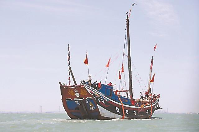 修复一新的明代福船下水试航。（泉州市泉港区融媒体中心供图）