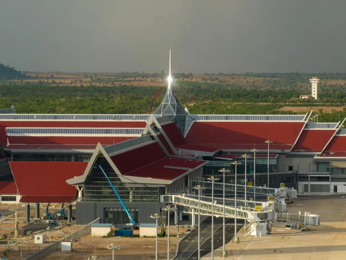 航站楼玻璃尖塔的现代工艺