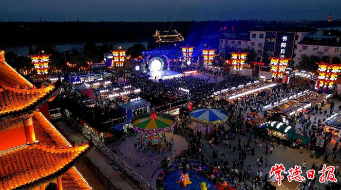 中国安乡·酱卤不夜城自开街以来，人流火爆，一个全新的美食地标IP正在形成。图为10月2日的酱卤不夜城全景