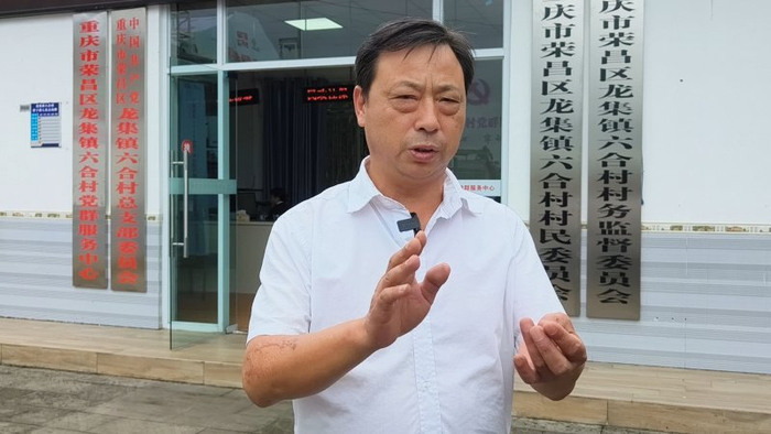 龙集镇六合村党总支书记李让富介绍村里的数字新生活。（中国商报记者 焦立坤/摄）