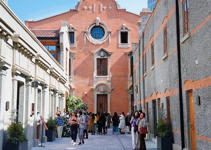 张园吸引众多市民和游客（2023 年 2 月 20 日摄） 刘颖摄 / 本刊