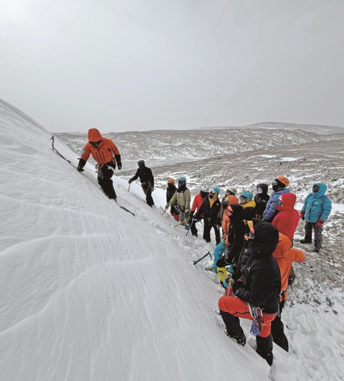 曲麻莱首届登山向导培训班教学现场。图片由曲麻莱县提供