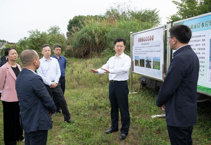 　　郄英才在开发区·铁山区大王镇刘寿村调研。图片来源：黄石日报