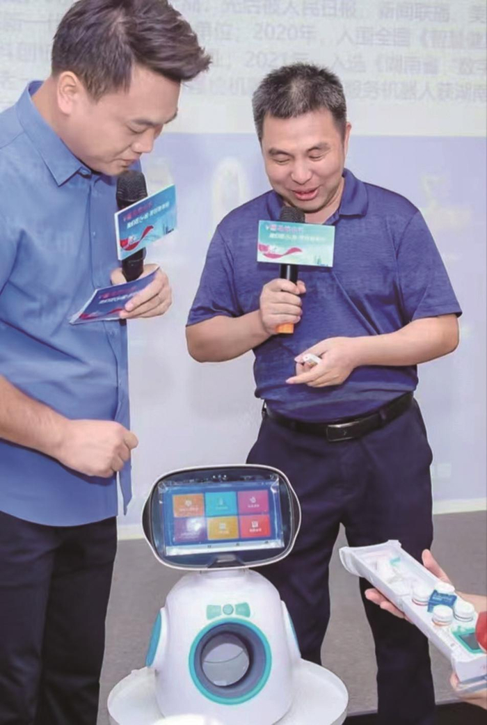 图为肖湘江董事长（右）正在介绍公司的产品。 刘朝阳 提供