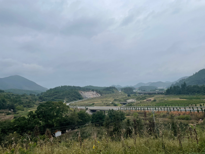 （邻近鸡脚山矿区驶入环山砂土路 财联社记者 摄）