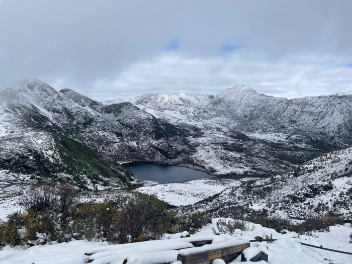 （眼前山头后方即大中矿业竞拍获得的加达锂矿南区 财联社记者 摄）
