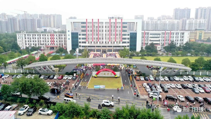 2023年9月，荆门职业学院2023级新生报到。张彩云 摄