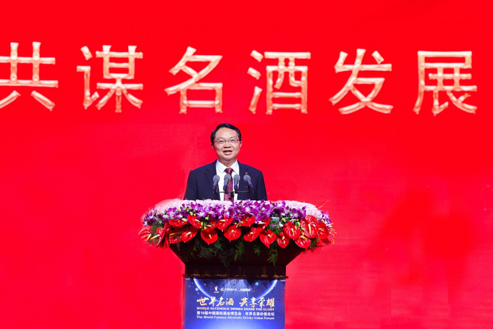 图为五粮液集团（股份）公司党委书记、董事长曾从钦在世界名酒价值论坛发表讲话