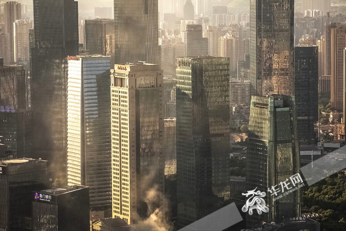 解放碑写字楼。华龙网首席记者 李裕锟 摄