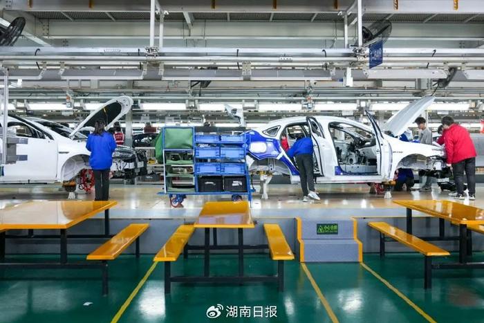 4月8日，比亚迪长沙基地总装车间，工人在新能源汽车生产线上忙碌。湖南日报全媒体记者 辜鹏博 摄