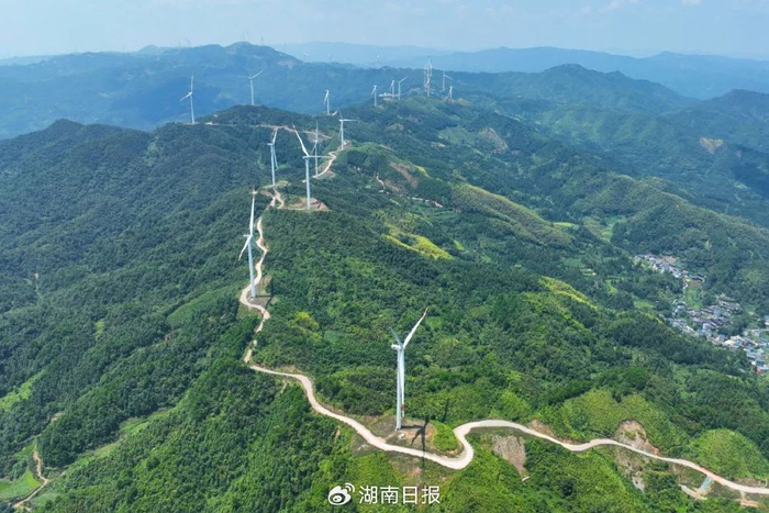 8月23日，通道侗族自治县播阳镇播阳风电场，一座座风力发电机矗立在群山之中。李尚引 摄