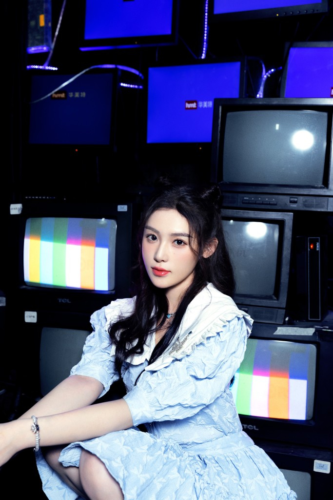 汇聚星娱乐演员荣梓希绷不住了啦播出变身甜酷女友猫登场