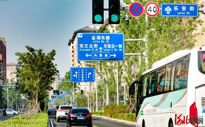 10月3日，雄安新区容东片区乐安街，车辆顺畅通行。刘光昱摄