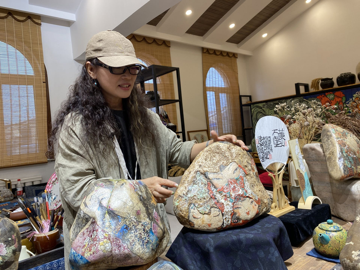 鲁婷向记者介绍自己的作品