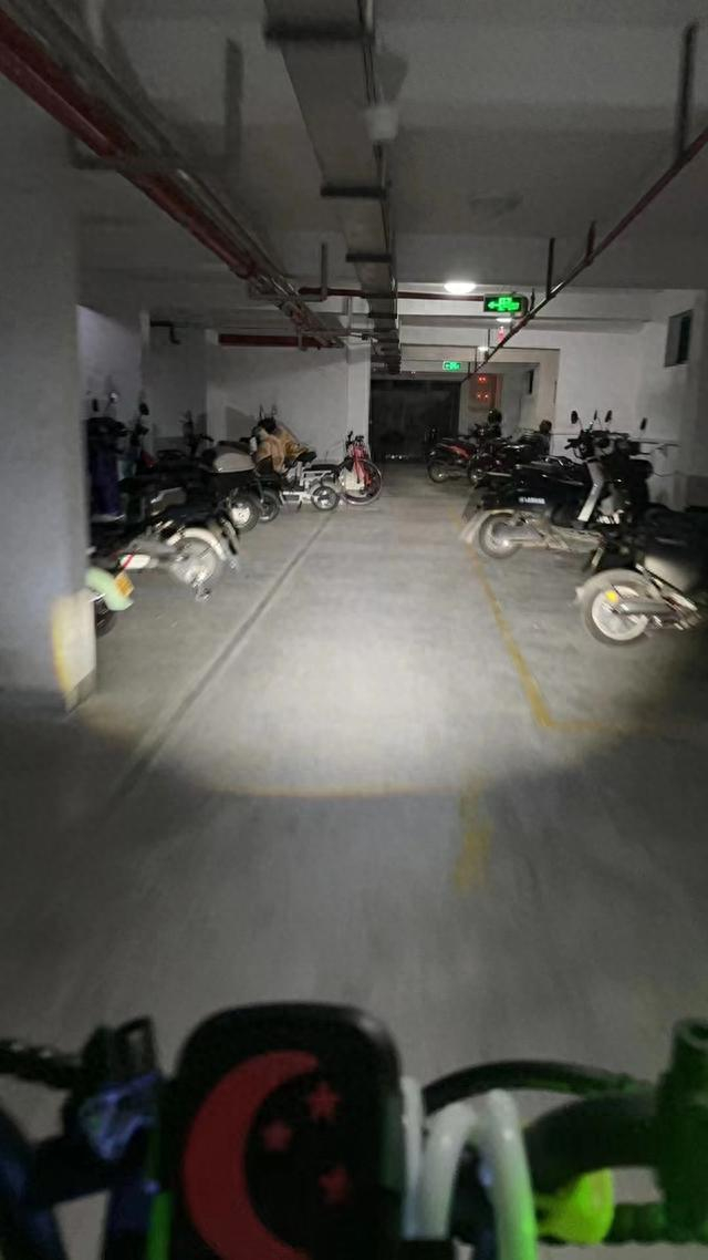 运维人员在地下室找失联车。受访者供图