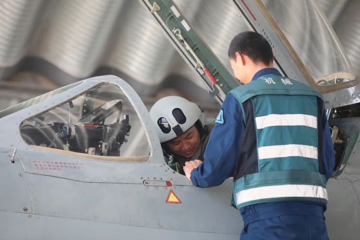 图片说明：老飞机配新头盔 南部战区图