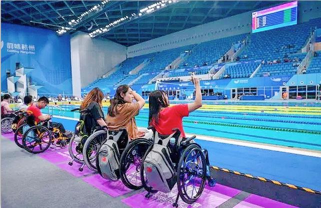 杭州奥体中心游泳馆，泳池边的无障碍观赛区，方便残疾人运动员自由观赛。