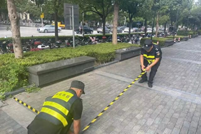 园区外，闲置位置被改造为临时停车点。受访者供图