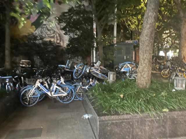 地铁站附近，停车位数量有限，单车被大量堆积在另一侧。朱雅文/摄