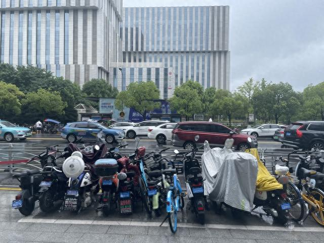 非机动车道白线车位十分有限。朱雅文/摄