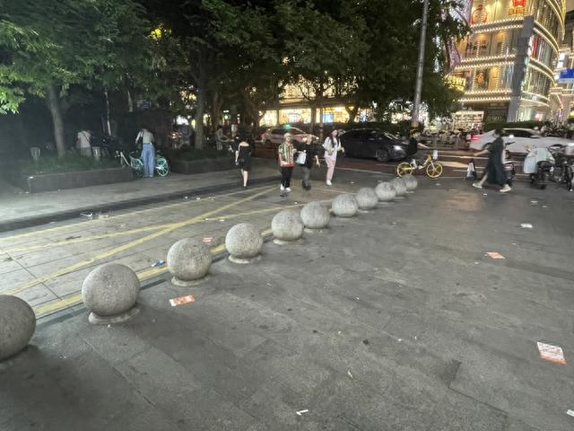 地铁二号线娄山关路地铁站2号口，单车被及时清运完毕。朱雅文/摄