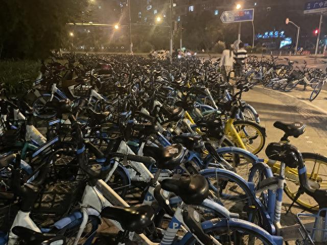 深夜23时，一号线上海马戏城地铁站外的单车。朱雅文/摄