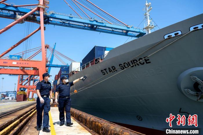 5月25日，海关关员在福建泉州石狮石湖港对班轮进行巡查，随后泉州首条中东外贸集装箱航线开通。　吴静锋 摄
