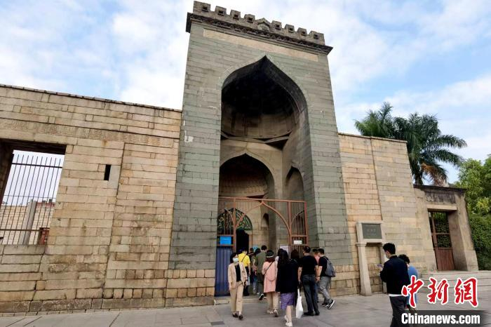 10月4日，仿大马士革礼拜寺建筑的泉州清净寺，吸引游客前来参观。　中新社记者 孙虹 摄