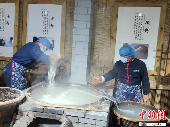 图为工人在加工红薯粉产品。杨大勇 摄