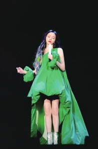 张靓颖在“光”巡回演唱会成都站上演唱。张靓颖工作室供图