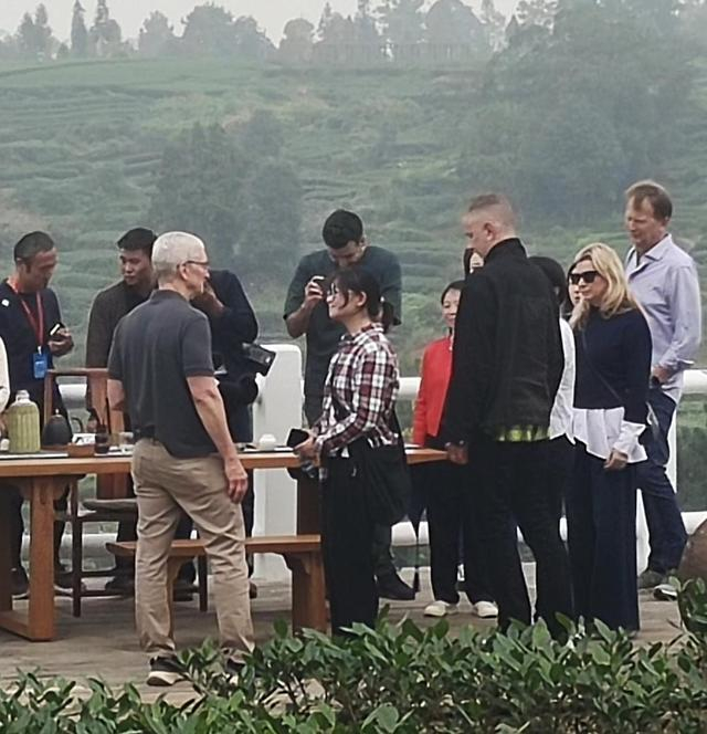 ▲红星新闻记者与苹果公司CEO库克（前排左一）对话