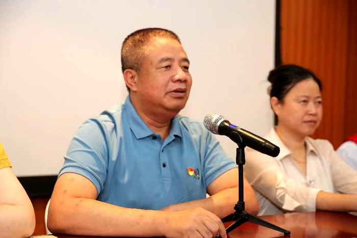 莫良明说，我们看不见世界，要让世界看见我们。受访者供图